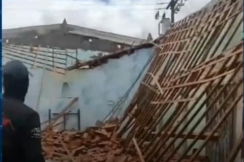 Telhado de igreja católica desaba horas horas antes da missa no Ceará