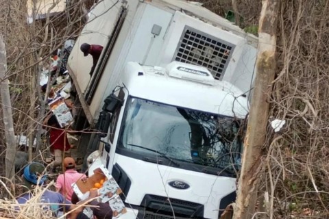 Caminhão cai em ribanceira na BR-116 e carga é saqueada entre Milagres e Barro no Ceará