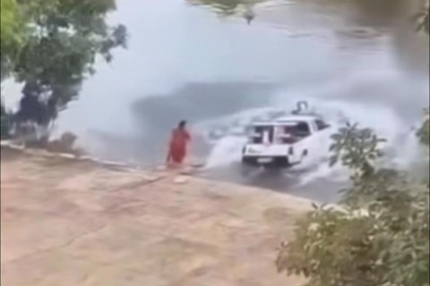 Carro com paredão cai dentro de um rio após falha mecânica