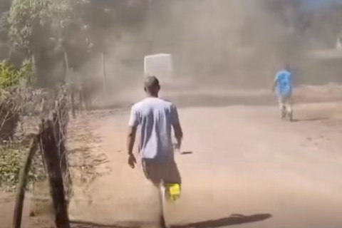 Ônibus escolar é flagrado em alta velocidade na região de Formate