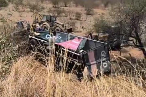 Caminhão capota na entrada da cidade de Acopiara-CE e ajudante fica preso às ferragens