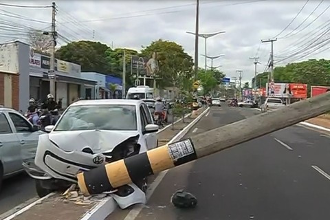 Motorista bate em poste ao usar celular no trânsito e bloqueia via Juazeiro do Norte