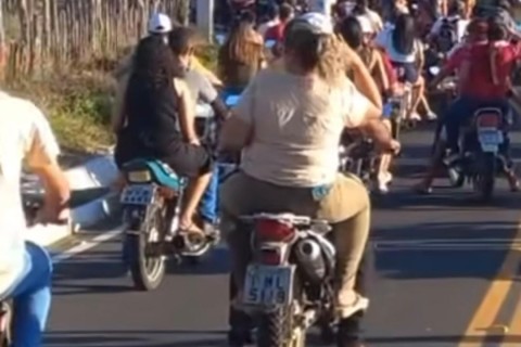 Multidão acompanha cortejo de jovem Rair Gomes
