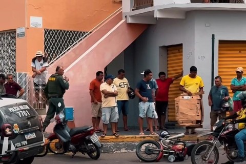 Câmeras de segurança flagram grave acidente entre moto e carro no centro de Crateús no Ceará