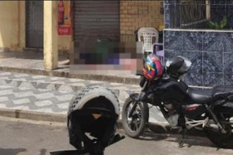 Três homens são mortos a tiros em frente a comércio, no Ceará