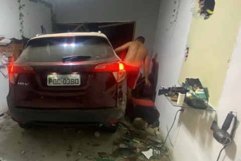 Carro invade residência onde funcionava uma barbearia em Tauá no Ceará