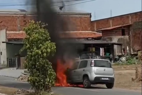 Carro pega fogo e fica totalmente destruído em Maracanaú, na região metropolitana de Fortaleza-CE