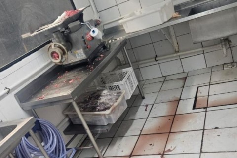 Supermercado é interditado em Fortaleza por acúmulo de sujeira, sangue no piso e outras irregularidades