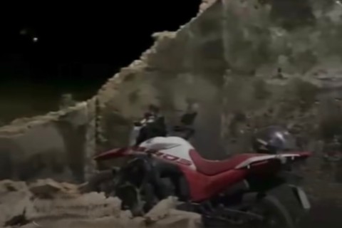 Motociclista por aplicativo é atingido por desabamento de muro no bairro Messejana, em Fortaleza-CE