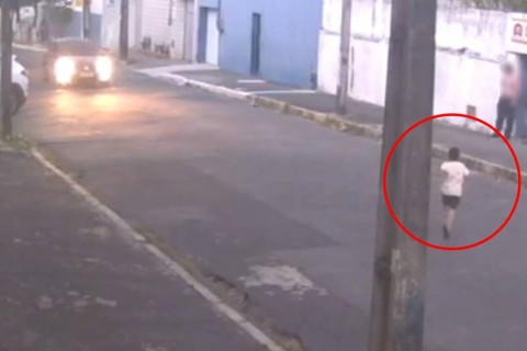 Menino autista de 7 anos sai escondido de escola e mãe se desespera ao descobrir