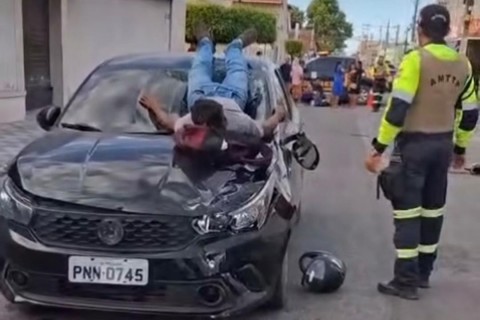 Carro e motocicleta colide no centro de Pacajus no Ceará