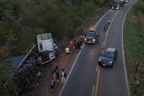 Acidente entre dois caminhões deixa feridos em estado grave na CE-362, em Massapê-CE