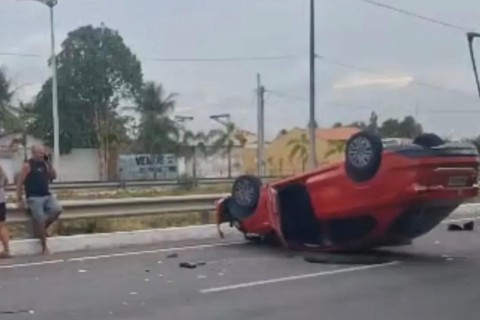 Veículo capota na BR-116 e causa transtornos no trânsito em Horizonte no Ceará