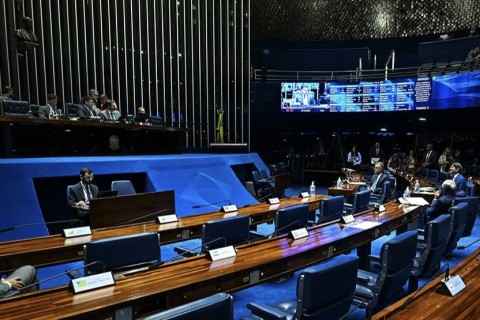 PEC que permite acúmulo de cargos por professores segue para promulgação