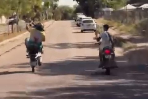 Motociclista dá o grau enquanto outro piloto grava manobra irregular