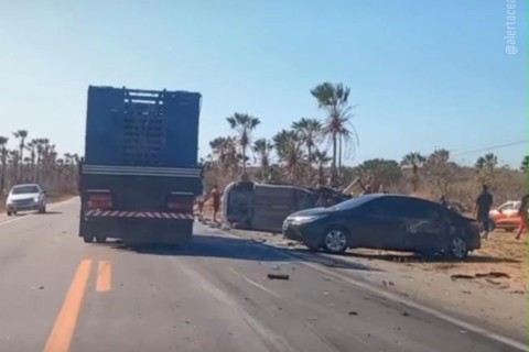Grave acidente envolve caminhão, carros e moto em Catuana, Caucaia