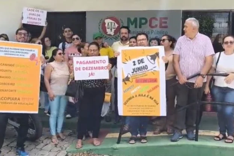 Professores de Acopiara-CE são expulsos de gabinete de prefeito após cobrarem salário de dezembro de 2024