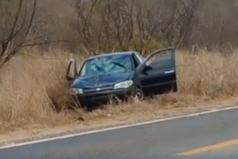 Colisão entre carro e moto deixa um homem morto e gestante ferida