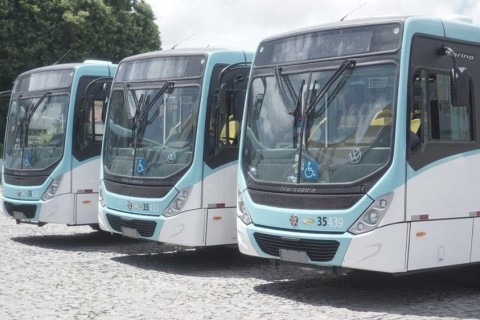 Porta de ônibus abre, passageira cai e morre atropelada pelo coletivo em Fortaleza-CE