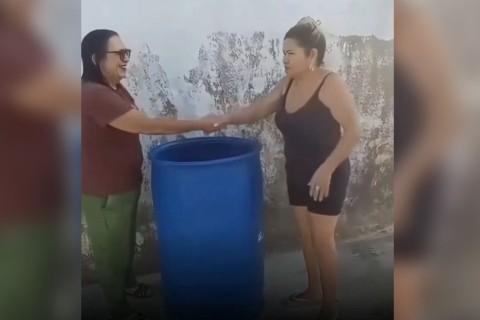Vereadora inaugura tambor de lixo no Ceará e recebe críticas nas redes: 'Retrato da política'
