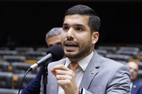 André Fernandes destina verba para compra de fuzis e diz que vai premiar policial 'que mais matar traficante'