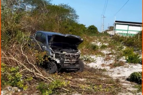 Acidente entre Hilux e Fiat Strada é registrado na CE-085 na cidade de Cruz no Ceará