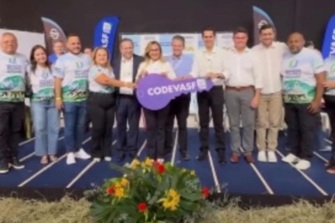 Senador Pompeu-CE é contemplado com retroescavadeira e máquinas de costura durante a PEC Nordeste