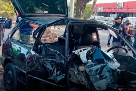 Mulheres são arremessadas de carro durante acidente de trânsito em Fortaleza-CE