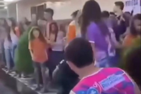 Briga entre estudantes termina com adolescente ferida na saída de escola