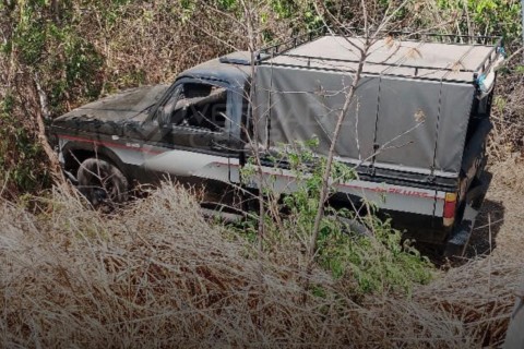 Motorista perde o controle de caminhonete e sai da pista na CE-187 saída de Tianguá para Viçosa do Ceará