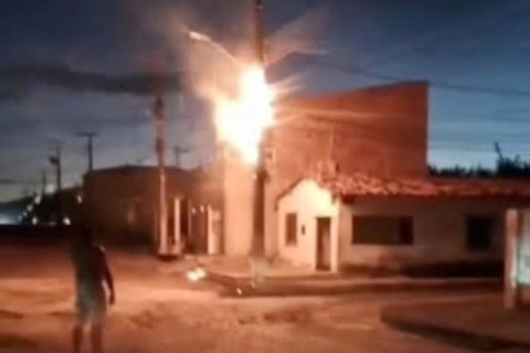 Incêndio em poste causa apagão em ruas do centro de Banabuiú no Ceará