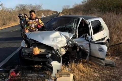 Grave colisão entre dois carros deixa três pessoas feridas em Tamboril-CE