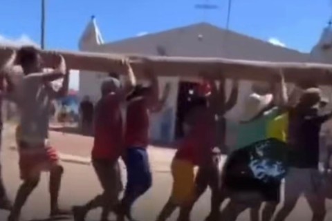 Grupo se arrisca ao erguer pau da bandeira na Vila Lobo, no Crato-CE