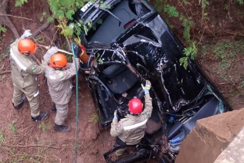 Passageira de carro morre ao cair de ponte de 7 metros de altura no Ceará
