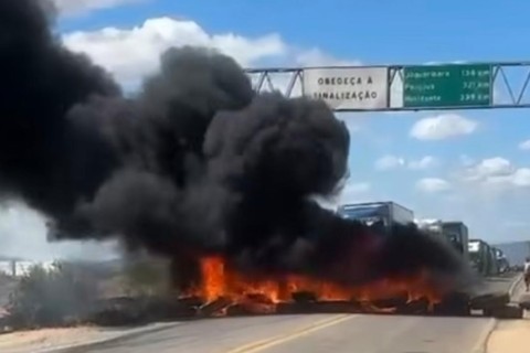 População fecha BR-116 em Icó durante protesto por sinalização na rotatória do Posto Novo