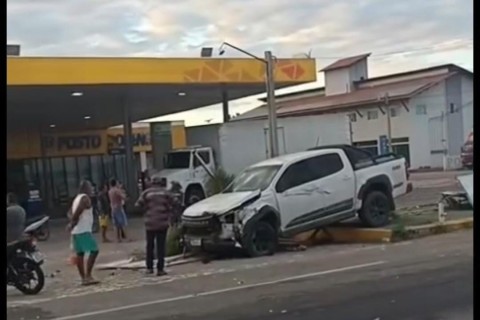 Acidente envolve carro de ex-prefeito e motocicleta conduzida por ex-vice no interior do Ceará
