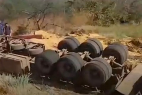 Carreta carregada de milho tomba na CE-282, na cidade de Icó no Ceará