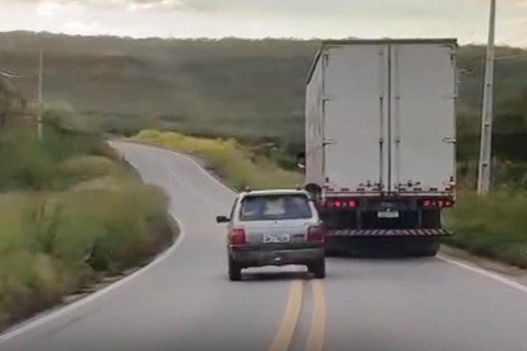 Motorista ultrapassa caminhão em uma curva em rodovia no município de Quixeramobim-CE