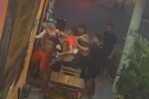 Homem com autismo é agredido por várias pessoas por vestir blusa do Fortaleza-CE