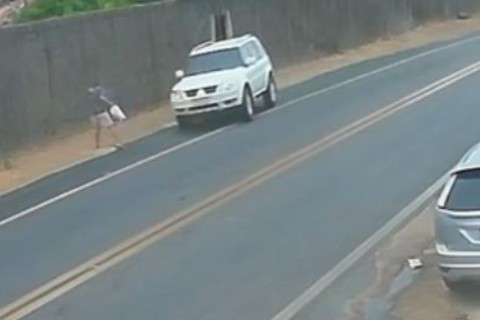 Motorista perde controle em ultrapassagem, sai da pista e mata idosa atropelada no Ceará