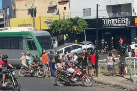 Carro avança a linha e colide com o VLT do Cariri em Juazeiro do Norte-CE