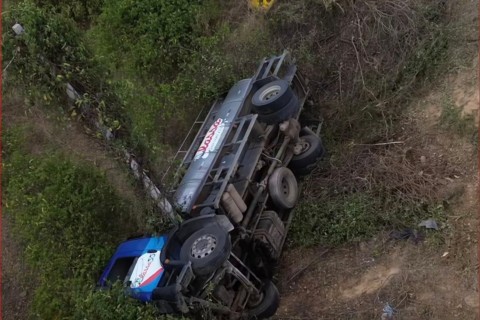 Caminhão de Laticínios capota após desviar de carro na Pericentral , em Sobral-CE