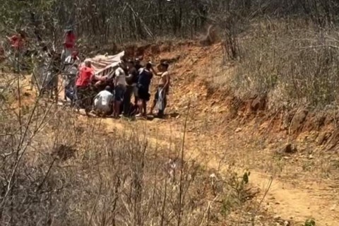 Caminhão tomba em cima de serra e deixa trabalhadores feridos, em Boa Viagem-CE