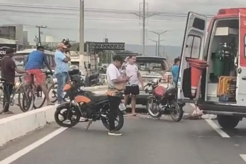 Colisão entre moto e carro movimenta a avenida padre cícero em Juazeiro do Norte-CE