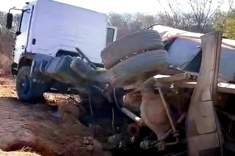 Caminhão que transportava leite tomba em estrada na zona rural do município de Milhã-CE