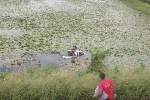Homem perde controle de carro e cai dentro de açude na cidade de Quixadá no Ceará