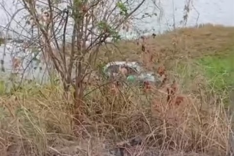 Carro sai da pista e cai dentro de Açude no interior do Ceará