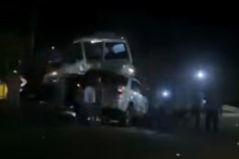 Acidente entre carro e topic assusta moradores em Trairi, no litoral oeste do Ceará