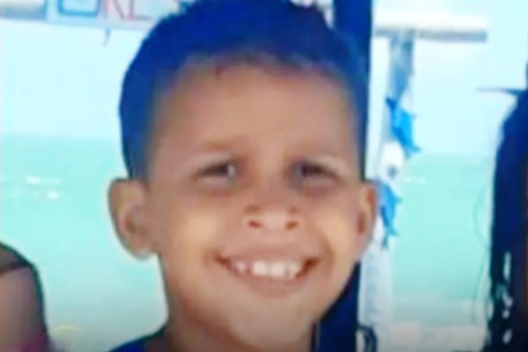 Criança de 9 anos morreu após possível choque elétrico, após celular carregando em extensão